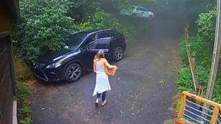 Ужасено момиче откри мечка в колата си и... ВИДЕО