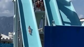 Проблемите на слабите хора: Момиче в аквапарк разсмя мрежата ВИДЕО