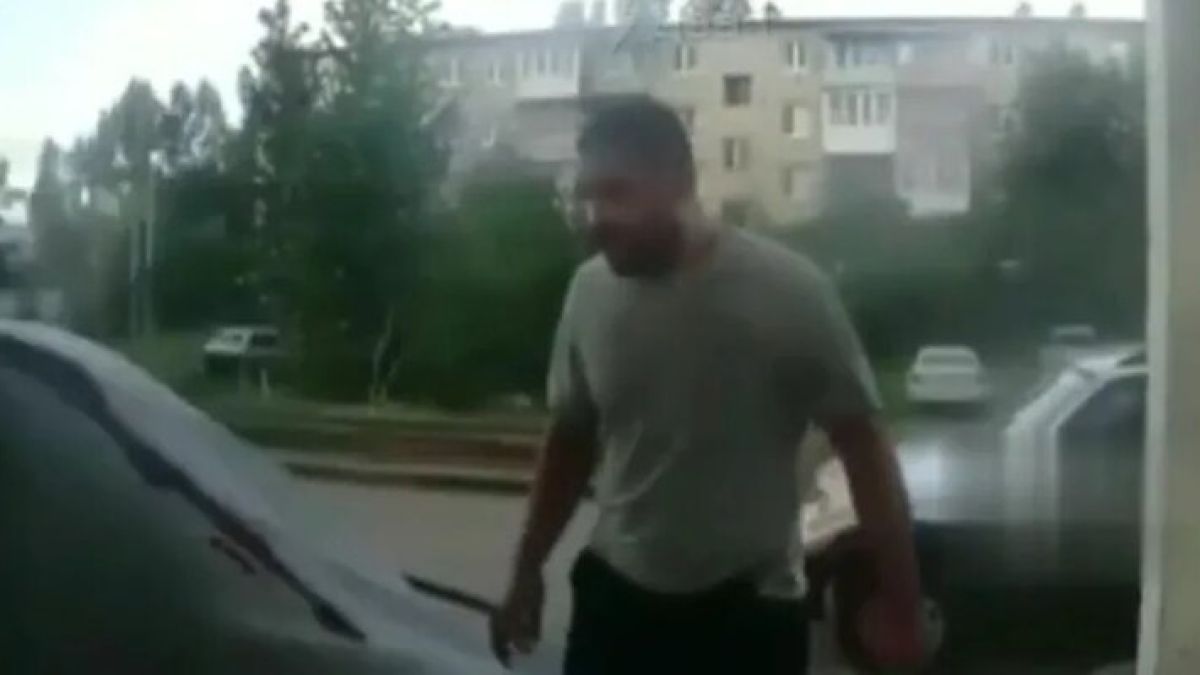 Ужасяващо ВИДЕО 18+: Жител на блок наръга мъже, които смущават съня на съпругата му 