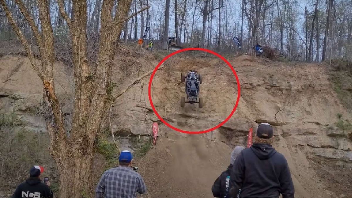 Нереално: Офроуд машина се катери по вертикално трасе ВИДЕО