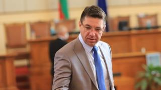 Депутат с кримидосие заби нож в гърба на Слави! Отива при харвардците