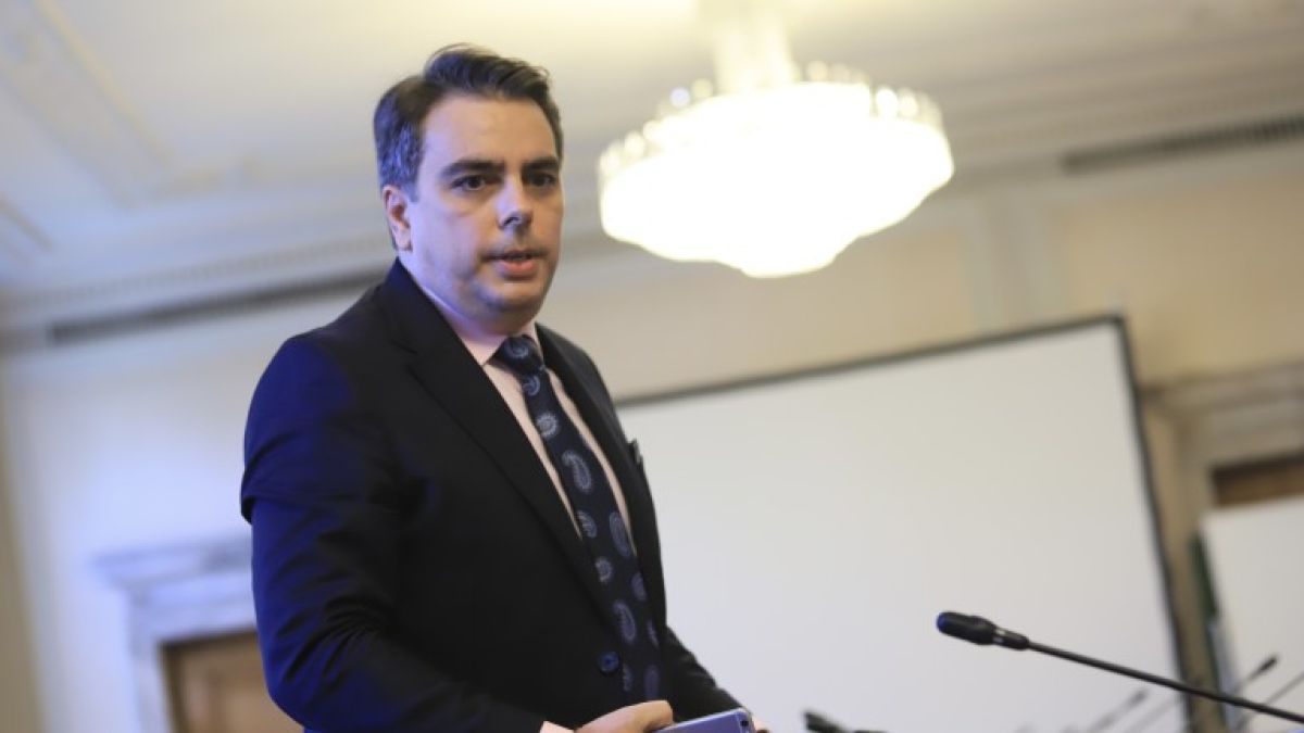 Асен Василев пише предизборна програма още две седмици