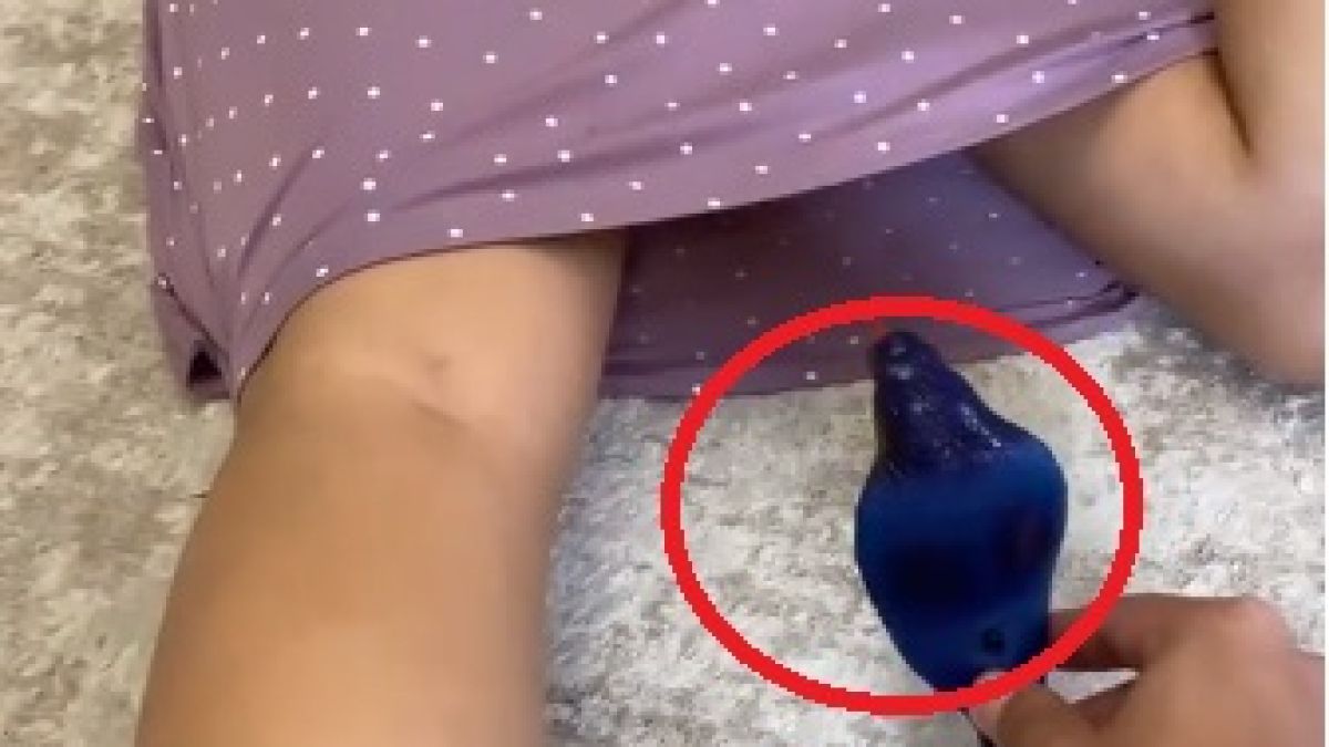 Той ѝ пъхна змия между краката и стана страшно ВИДЕО