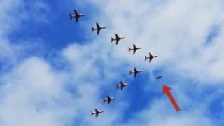 НЛО прелетя покрай изтребители на авиошоу в Англия и попадна на ВИДЕО