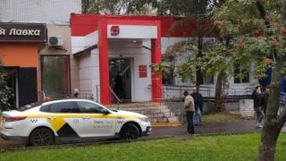 Мъж в рокля с брадва в ръка нападна клиенти на супермаркет ВИДЕО 