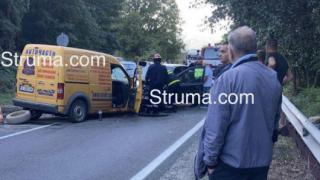 Тежък челен удар блокира Кресненското дефиле, линейки хвърчат с пострадалите СНИМКИ 