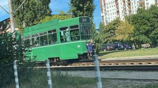 Хлапета си спретнаха опасно забавление в столицата ВИДЕО 