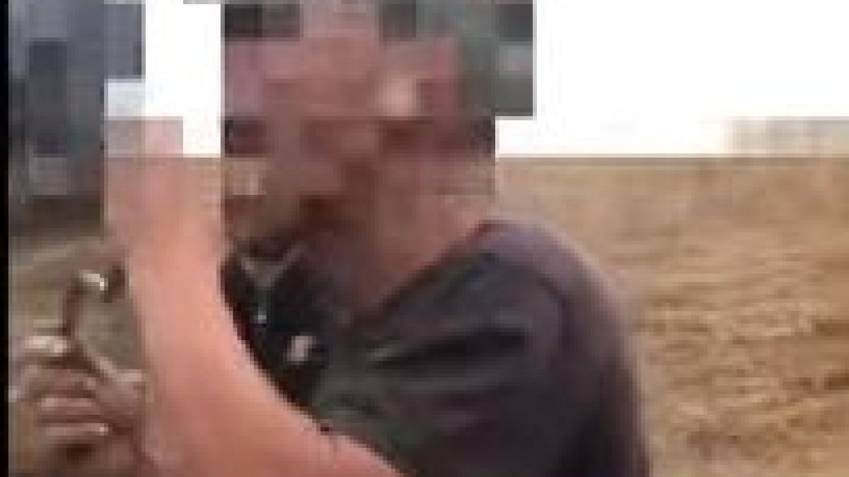 Мъж изпълни опасен трик със змия и се прости с живота ВИДЕО 
