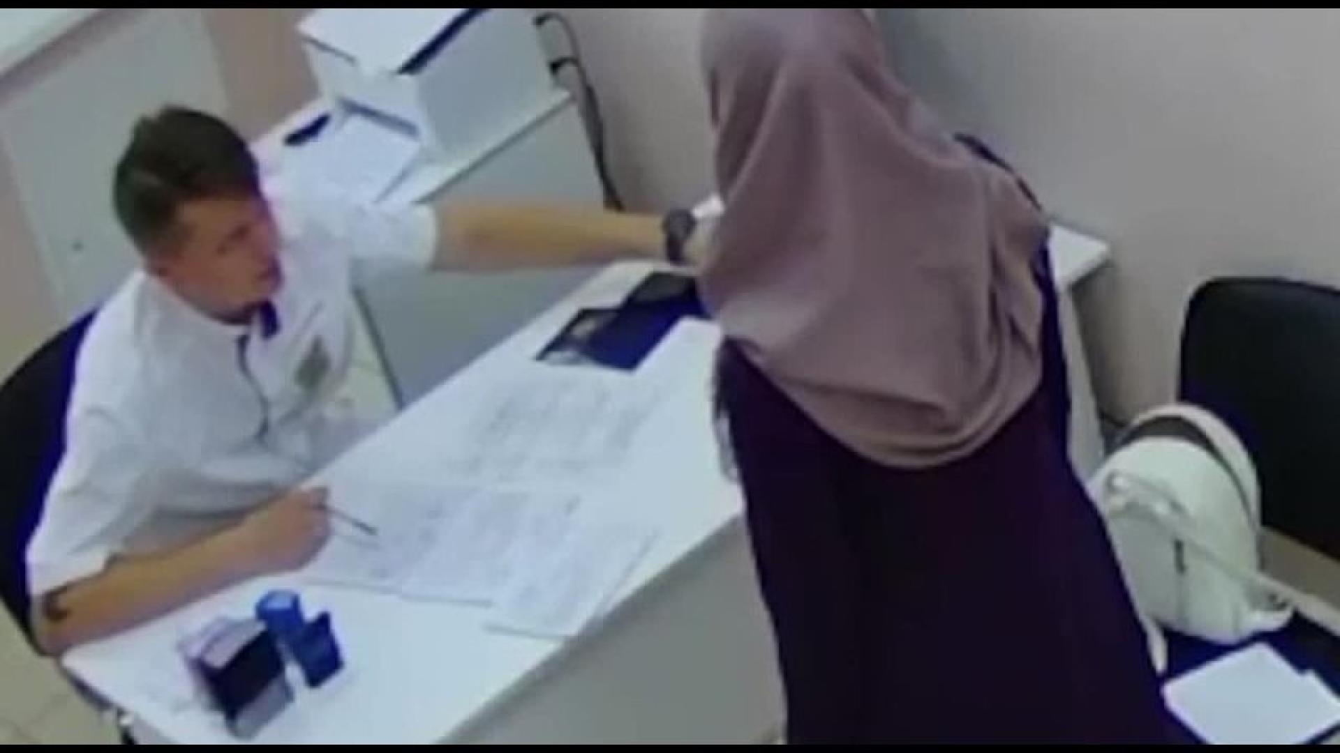 Мюсюлманин преби жестоко лекар, защото прегледал съпругата му ВИДЕО