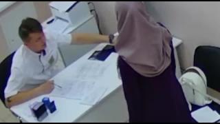 Мюсюлманин преби жестоко лекар, защото прегледал съпругата му ВИДЕО