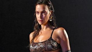 Разпънаха на кръст Ирина Шейк заради секси бански със змийска кожа 