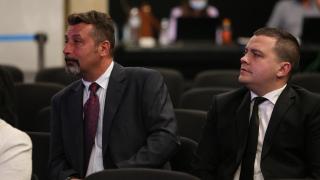 Човек на Слави с любопитна трактовка на свития юмрук на Радев