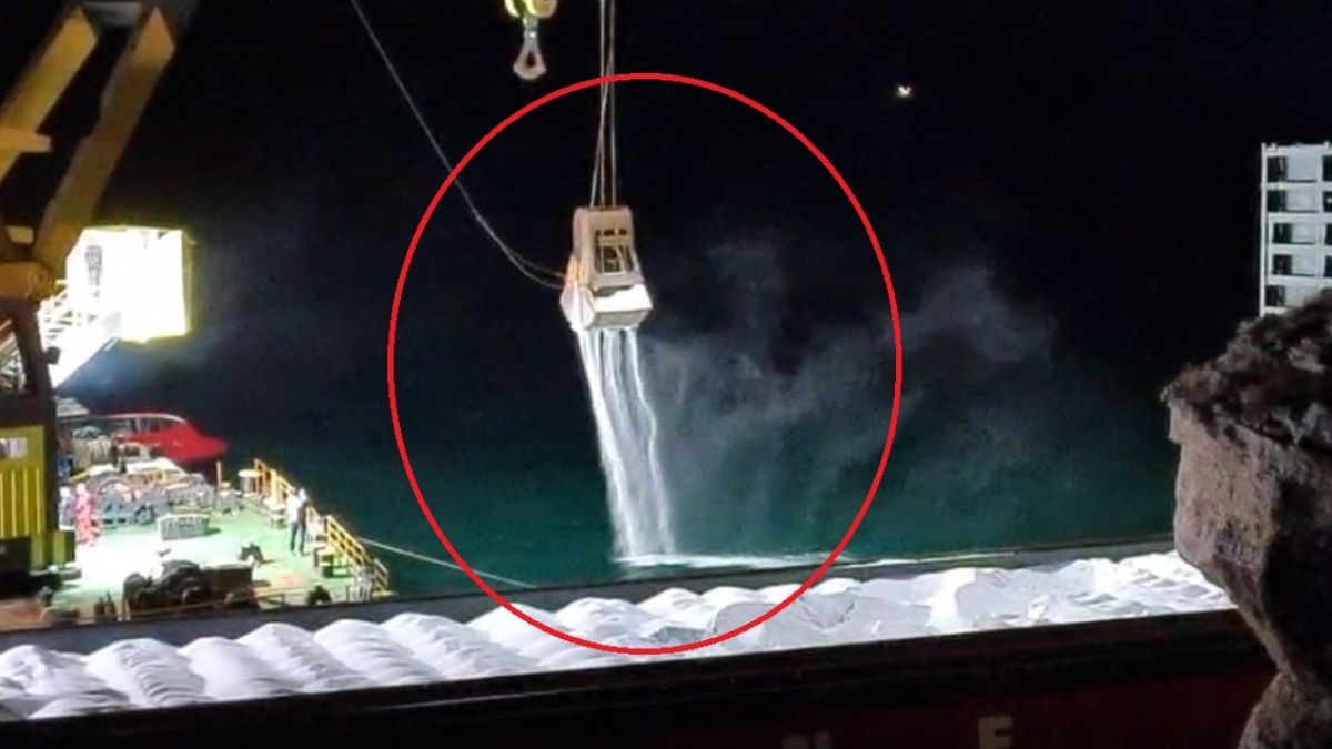 Среднощно ВИДЕО от заседналия кораб край Камен бряг взриви мрежата