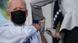 Байдън се ваксинира и с трета доза Pfizer пред камери ВИДЕО