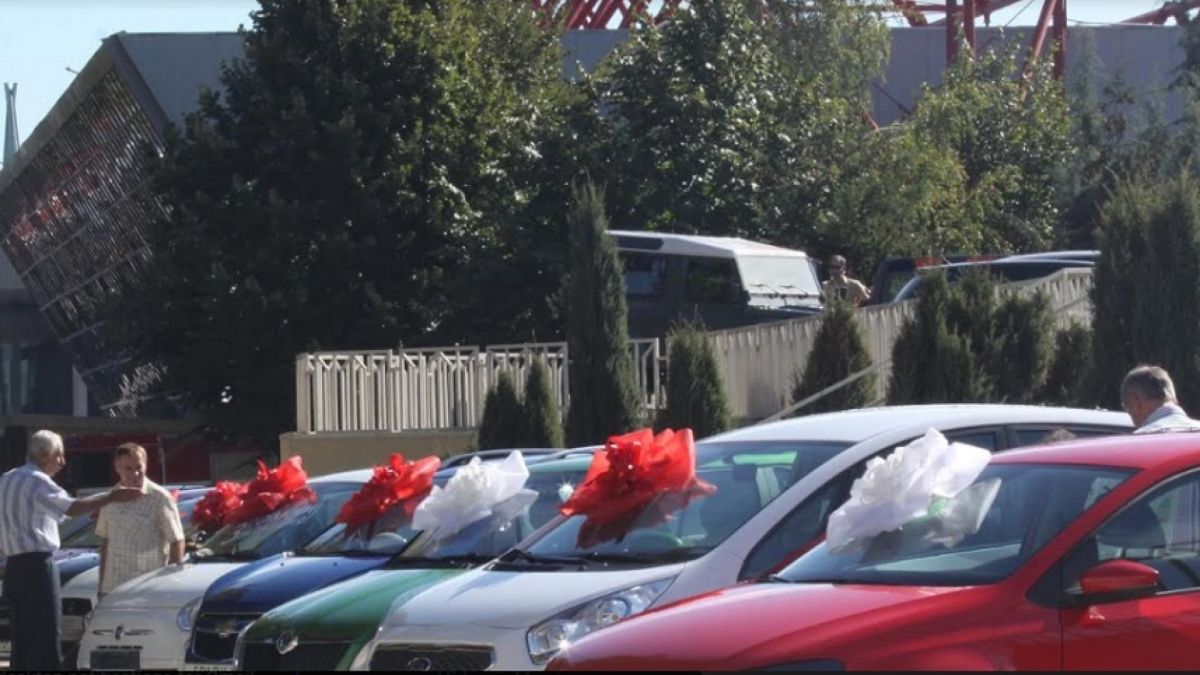 Невиждано! Софиянец подарява БМВ на хора в нужда СНИМКИ