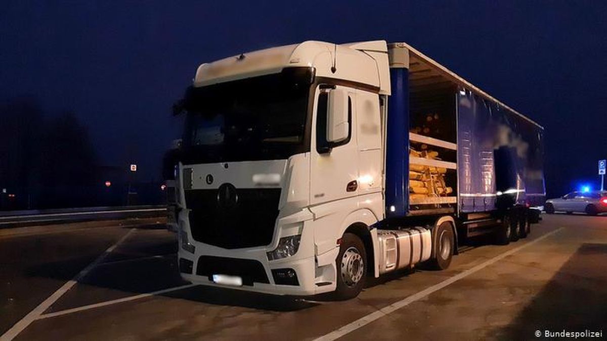 Спряха камион на "Тракия", а вътре - над 50 мигранти