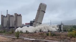 Окислителната кула в "Химко" се сгромоляса с гръм и трясък ВИДЕО 