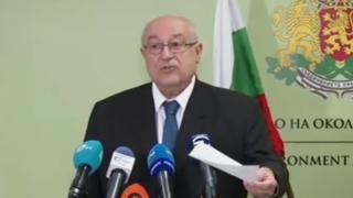 Екоминистърът се кани да сезира прокуратурата заради заседналия кораб