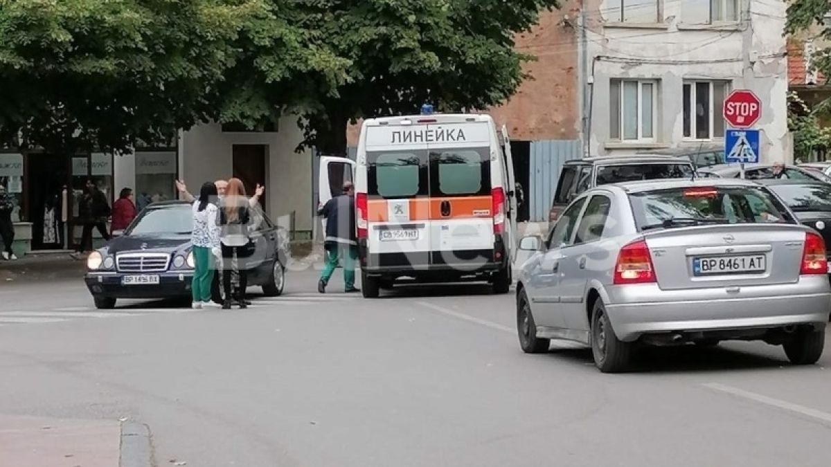 Потресаващо ВИДЕО показа как мерцедес блъска жена на зебра във Враца и какво се случва после