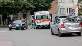 Потресаващо ВИДЕО показа как мерцедес блъска жена на зебра във Враца и какво се случва после