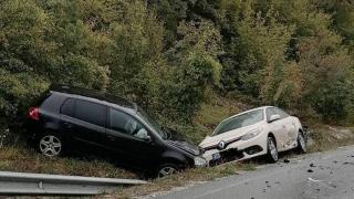 Адско меле на пътя Бургас-Малко Търново! Волво удари челно Фолксваген и Рено СНИМКА