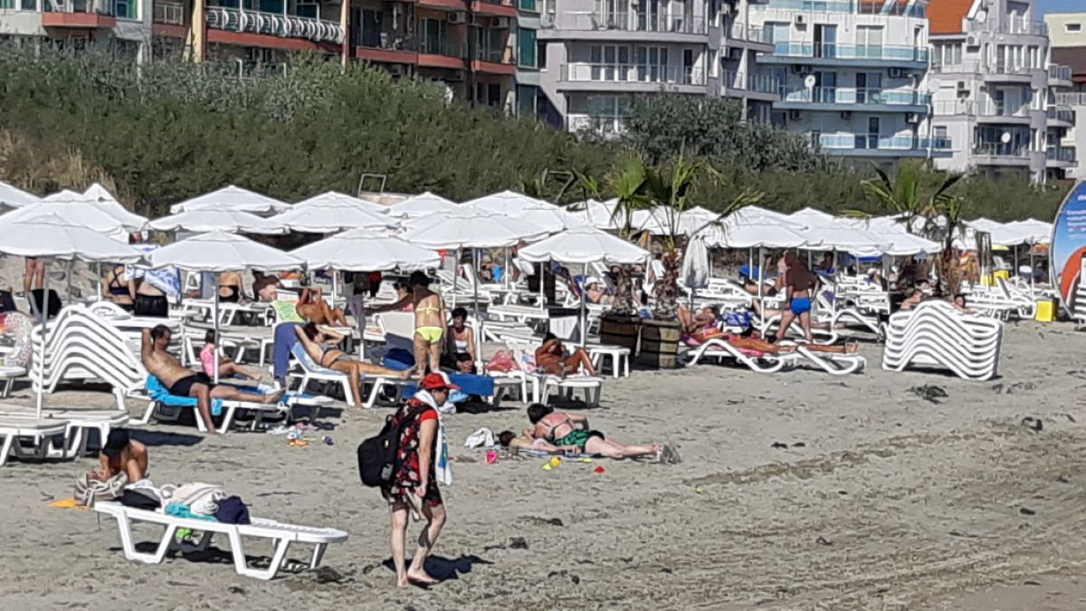 Ти да видиш! Два шезлонга и чадър на морето за 3,60 - ето къде