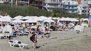Ти да видиш! Два шезлонга и чадър на морето за 3,60 - ето къде