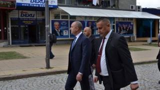 В Турция жегнаха Радев: Обикаля сам с охраната си и бездомните кучета
