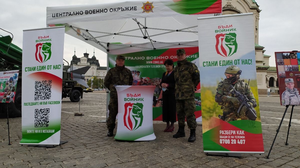 Тежка бойна техника се изсипа в центъра на София! СНИМКИ