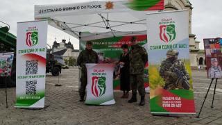 Тежка бойна техника се изсипа в центъра на София! СНИМКИ