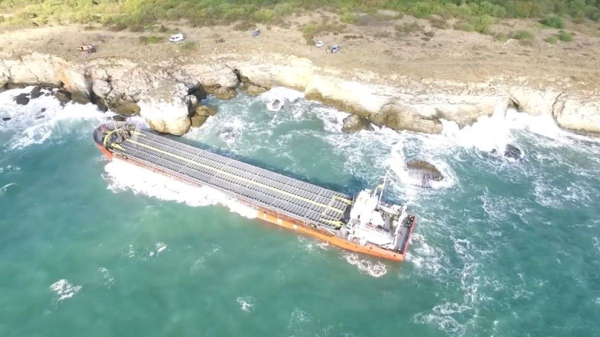 Вижте от птичи поглед заседналия край Камен бряг кораб ВИДЕО