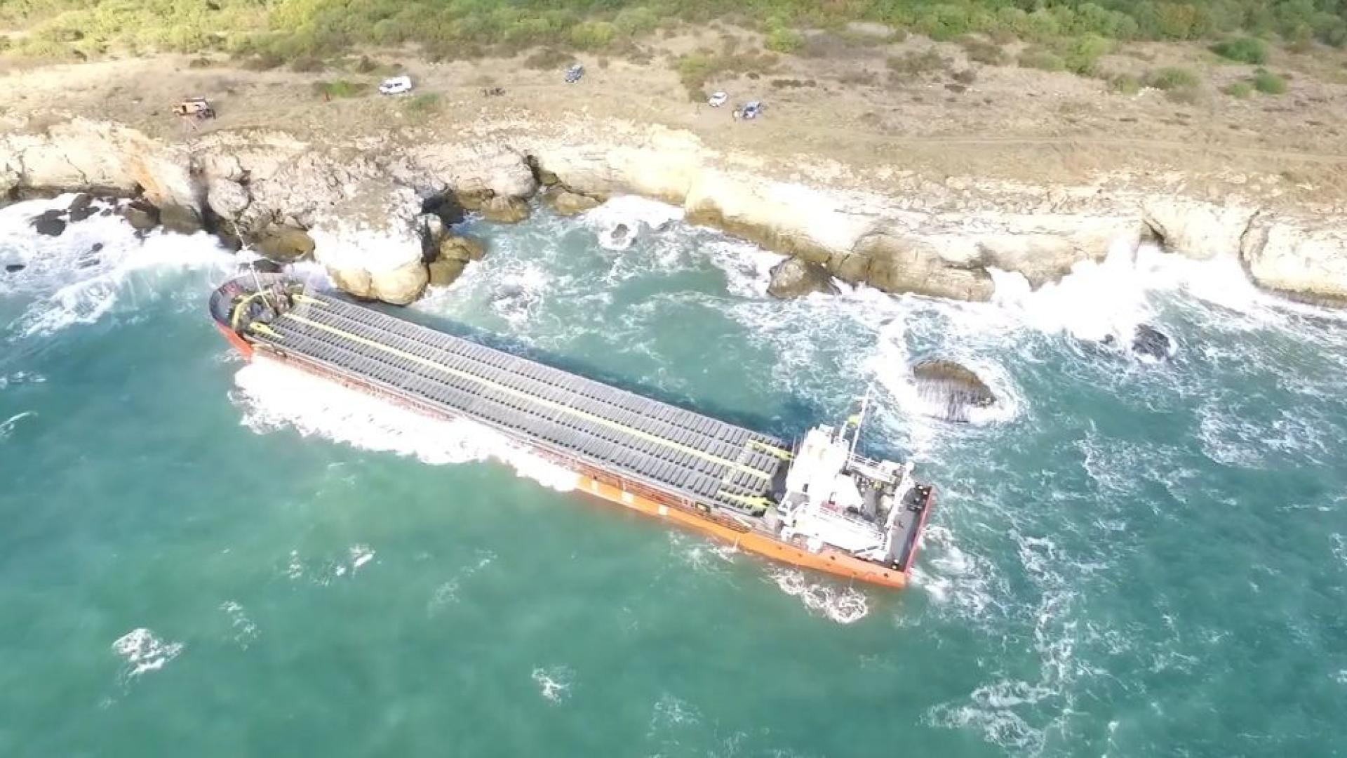 Вижте от птичи поглед заседналия край Камен бряг кораб ВИДЕО