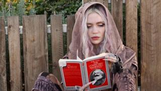 Не е истина с каква книга се разхожда бившата на Илон Мъск СНИМКИ