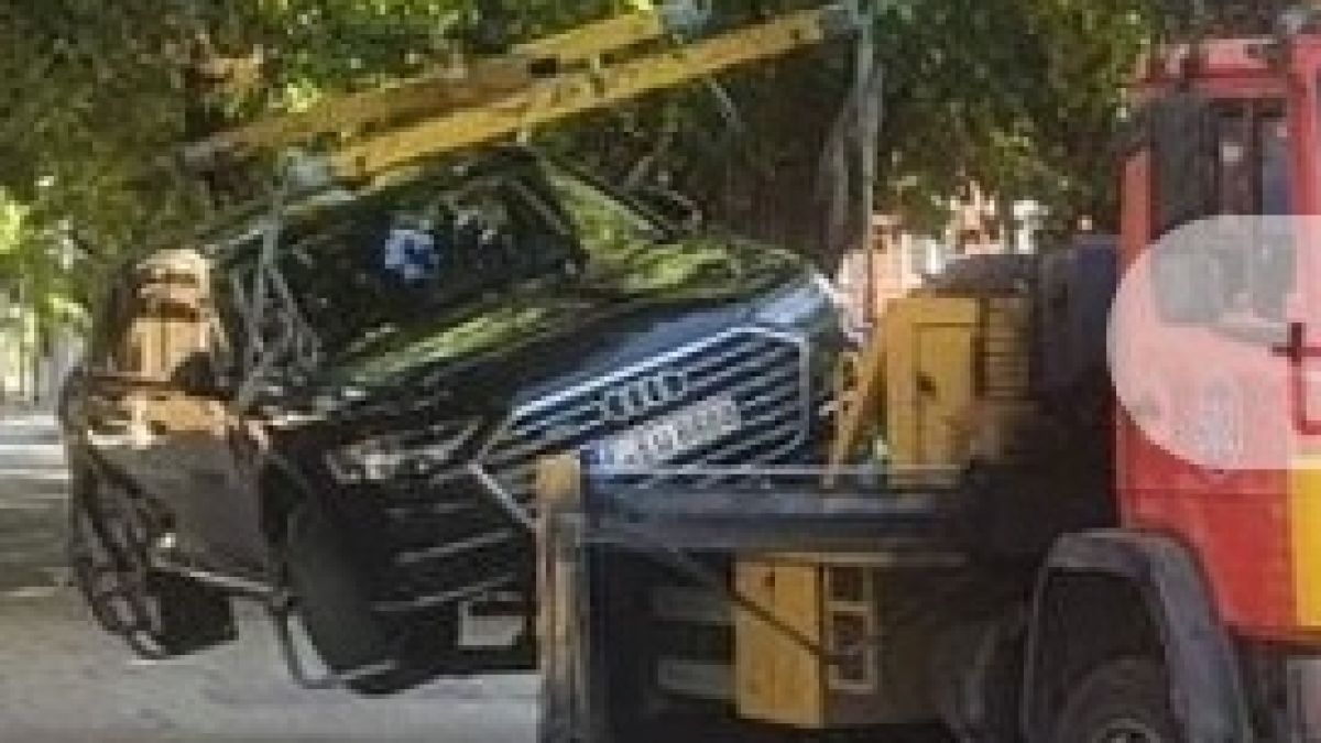 Сеир в Пловдив: Два паяка се борят с тузарско ауди, дори го изтърваха СНИМКИ