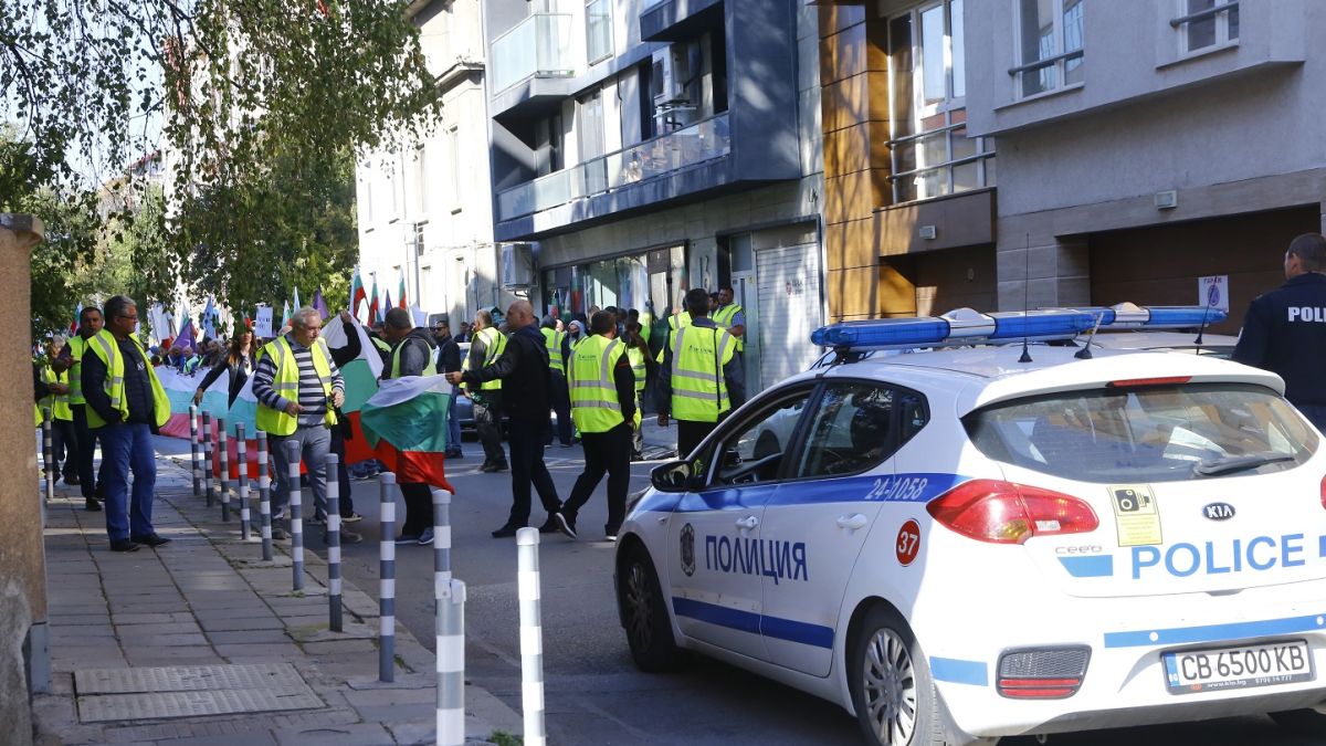 Напрежението ескалира! Протестиращи окупираха МРРБ! СНИМКИ