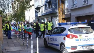 Напрежението ескалира! Протестиращи окупираха МРРБ! СНИМКИ