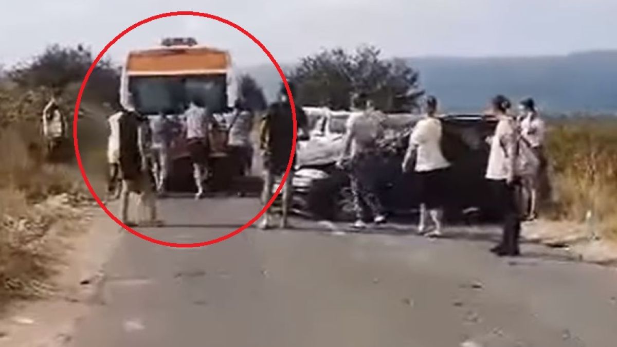 Всички гледат ВИДЕО с линейка и куп мъжаги край Приморско и не вярват на очите си