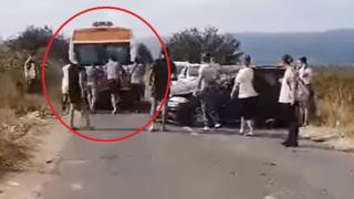 Всички гледат ВИДЕО с линейка и куп мъжаги край Приморско и не вярват на очите си