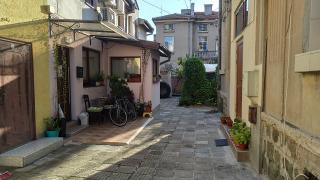 Екшън в Бургас! Ченгета претърсват къща цял следобед 