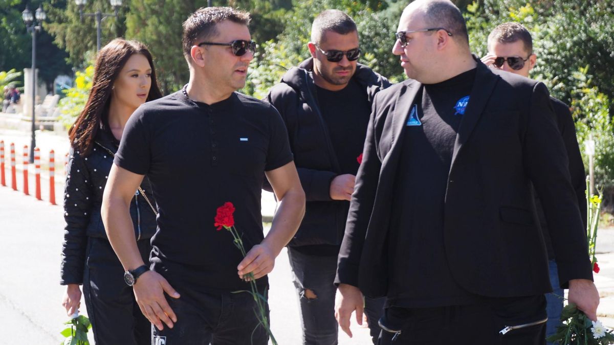 Годеницата на Ангел го изпрати обляна в сълзи и прегърнала портрета му СНИМКИ 