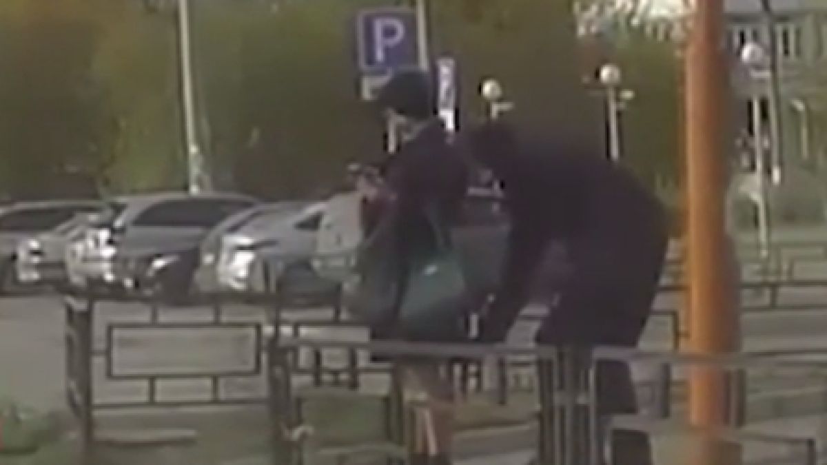 Перверзник пъхна телефон под палтото на жена й я снима ВИДЕО 18+