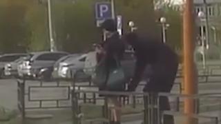 Перверзник пъхна телефон под палтото на жена й я снима ВИДЕО 18+