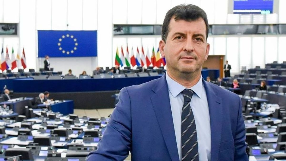 Евродепутат: Сравнете живота си при диктатора Борисов и сега при демократа Радев