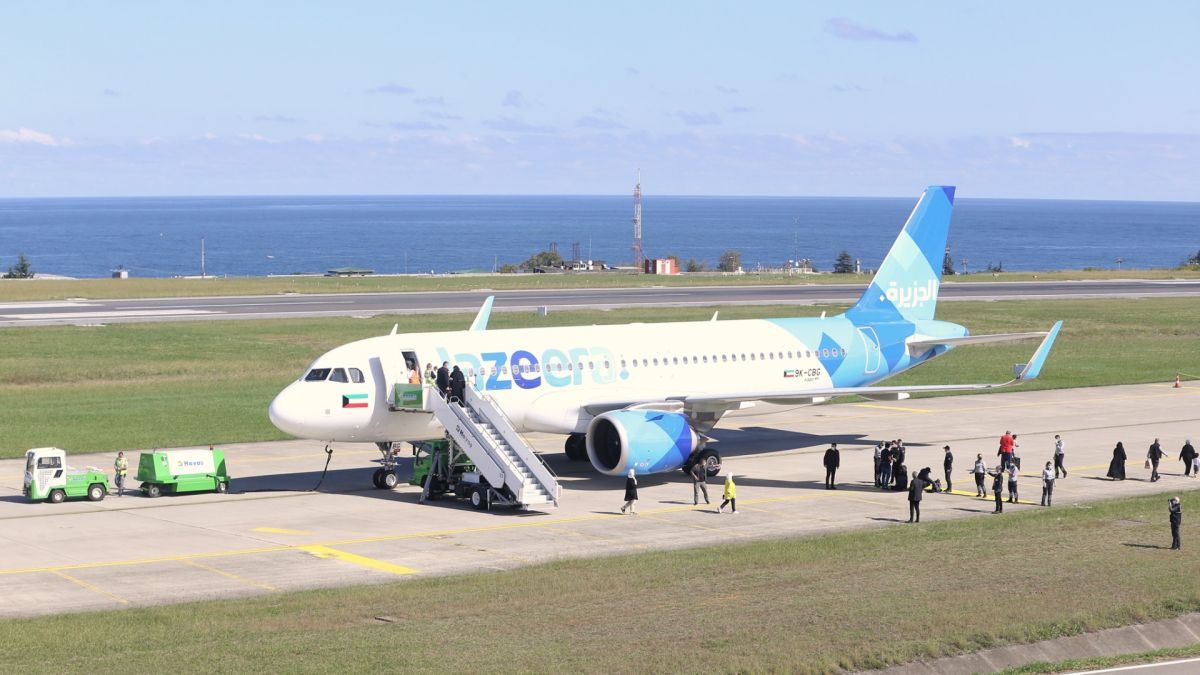 Извънредно! Самолет на Jazeera Airways кацна аварийно в Турция ВИДЕО