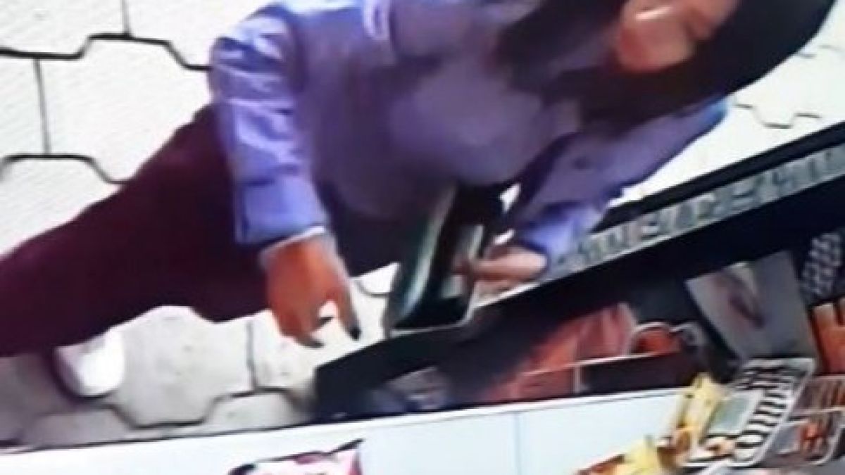 Познавате ли я? Заснеха ученичка да краде от магазин в Пловдив ВИДЕО 