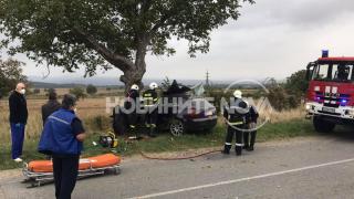 Тежка катастрофа до град Крън, режат ламарини СНИМКИ