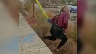 ВИДЕО 18+ запечата как момиче намери смъртта си след скок с бънджи
