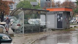 Голф се вряза в автобусна спирка в Пловдив СНИМКИ