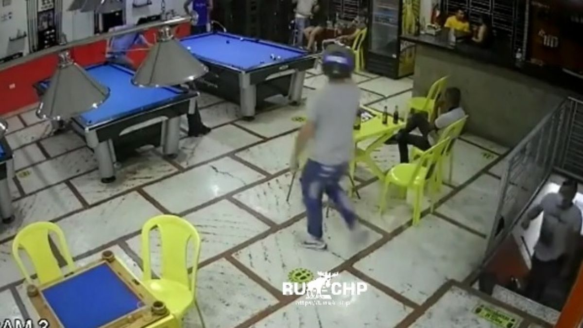 Грабител нахлу в билярд клуб, но отмъщението беше жестоко ВИДЕО 18+