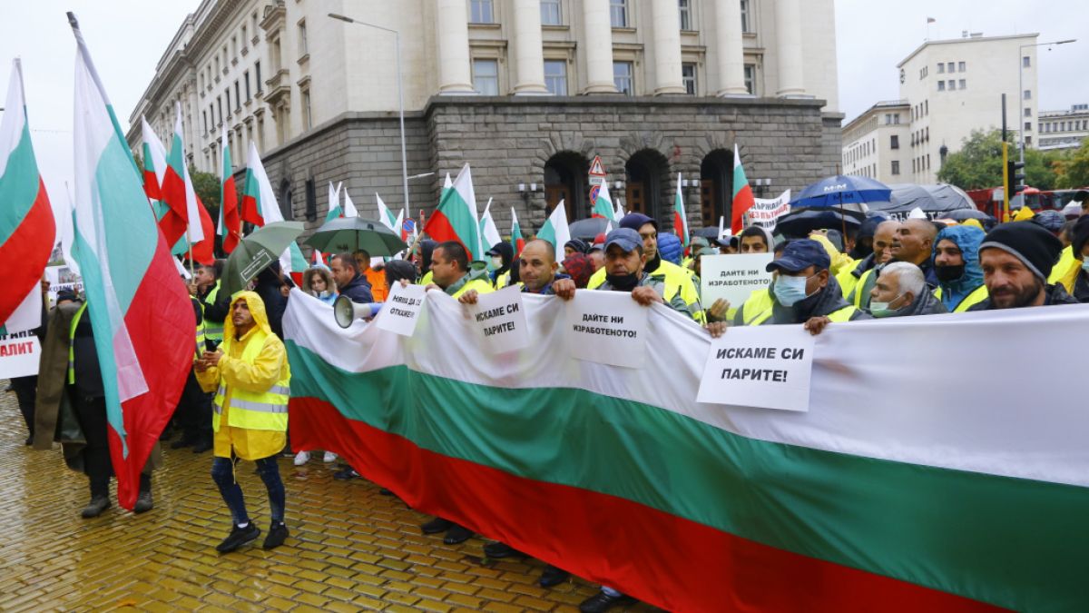 Тежка техника и протест на пътищарите блокира пак триъгълника на властта в София